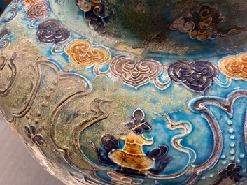 Un vase en porcelaine de Chine fahua &agrave; d&eacute;cor de lions bouddhistes, Ming